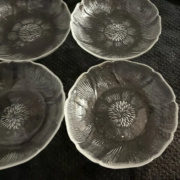 4 Arcoroc Fleur bowls/dishes. 5.75” - Picture 12 of 16